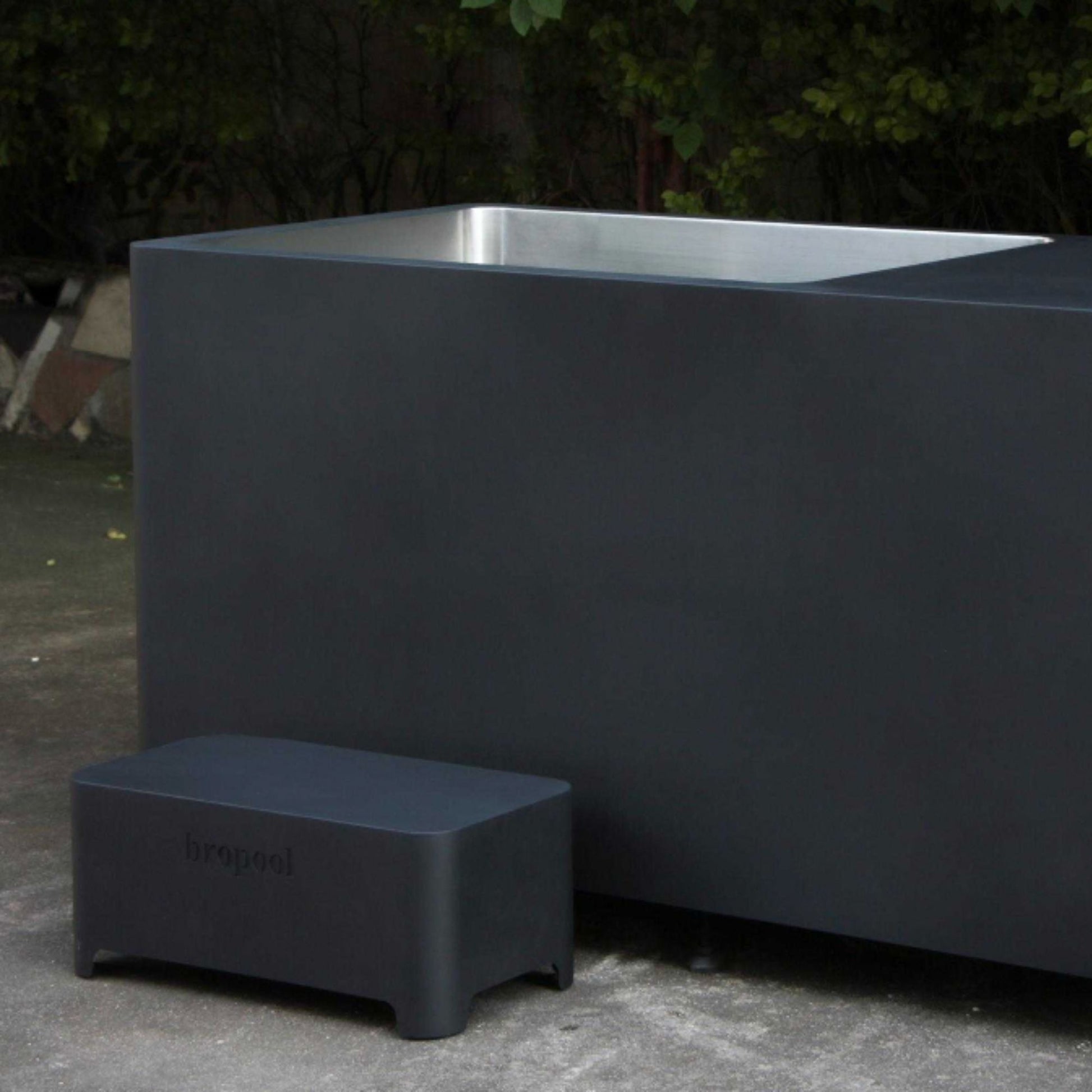 Solara Cold Plunge – Obsidian